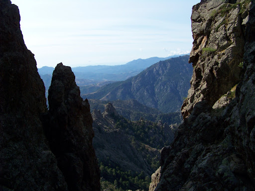 La brèche marquée d'histoire à la sortie du vallon