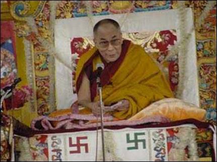 Dalaï Lama méditation pour la journée. Dalai-lama-svastika-croix-gammee-nazi
