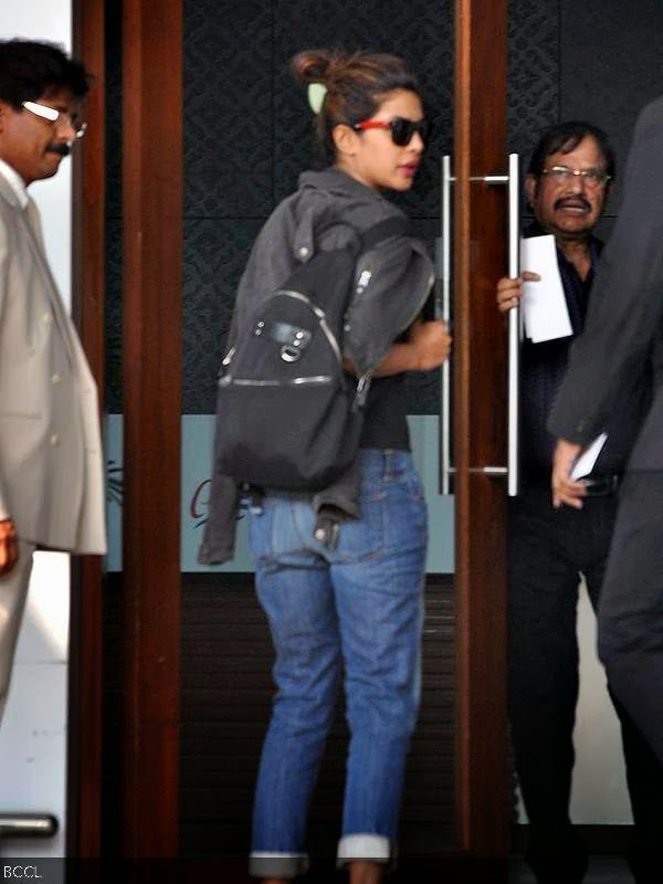 Priyanka Chopra dressed comfortably in casuals spotted at Mumbai airport. (Pic: Viral Bhayani)