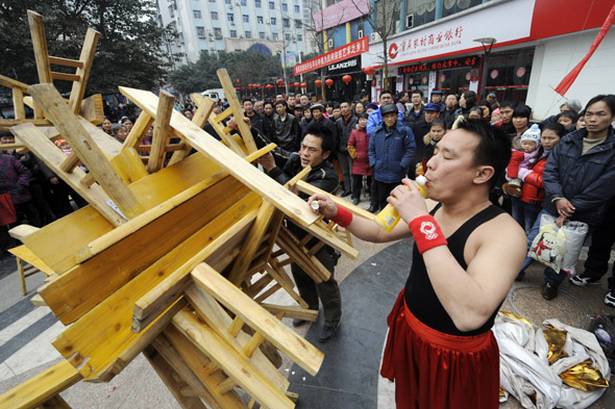 Pria China Nekad Angkat 23 Kursi Dengan Giginya