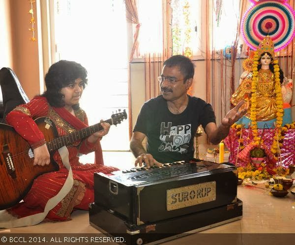 Nachiketa Chakraborty rendered a song with daughter Dhansiri in front of the goddess during Saraswati Puja puja celebrations.