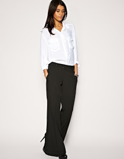 Черные брюки белая блузка. Брюки с рубашкой женские. Белая рубашка и черные брюки женские. Черные широкие брюки и белая блузка. Белая блузка и черные брюки.