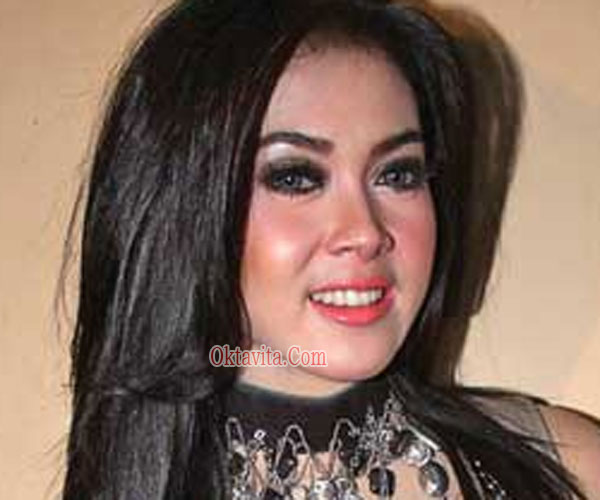 5 Foto Syahrini  Tanpa Make  Up  Oktavita Com