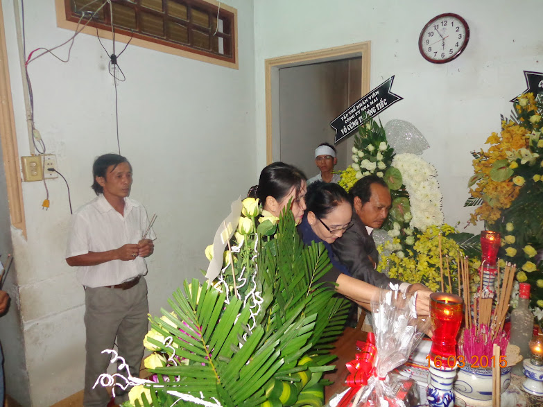 Mẹ anh Mai Hữu Thức - Trưởng ban Liên lạc Cựu học sinh Tư Nghĩa 1 qua đời - 15/3/2015 DSC05261