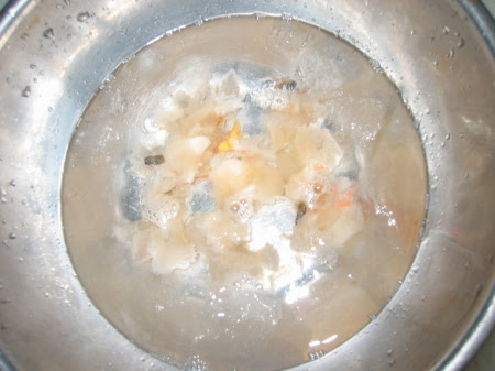 rửa sạch thịt tôm hùm trong nước đá