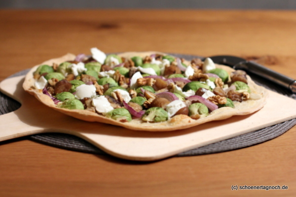Flammkuchen mit Rosenkohl, Maronen und Ziegenfrischkäse Flammkuchen mit Rosenkohl, Maronen und Ziegenfrischkäse