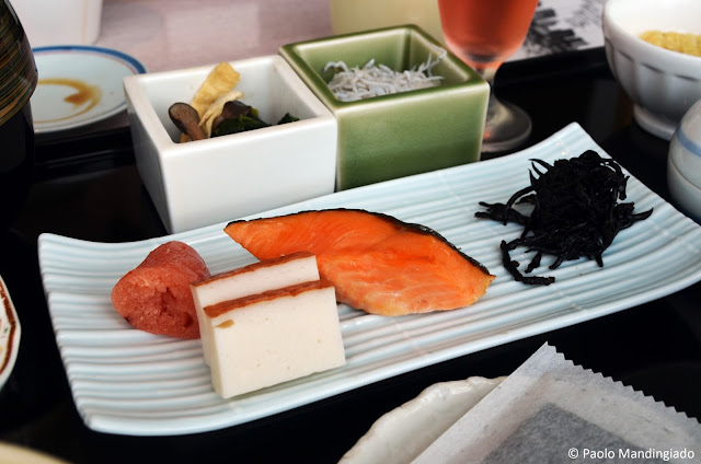 Save for those seaweed thingies, the centerpiece of this set was fabulous. Perfect play of contrasting textures and complementing flavors.