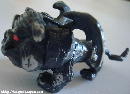 Rockseena, la mascota de Clawd Wolf (una gárgola-bulldog)