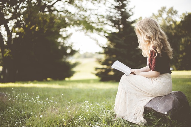 女性　読書　自然