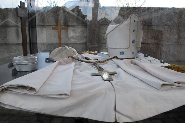 Szaty i naczynia liturgiczne wykonane w obozie lub przemycone do niego. Pamiątki te są przechowywanie i wystawione na terenie klasztoru Karmelitanek zbudowanego obok obozu.