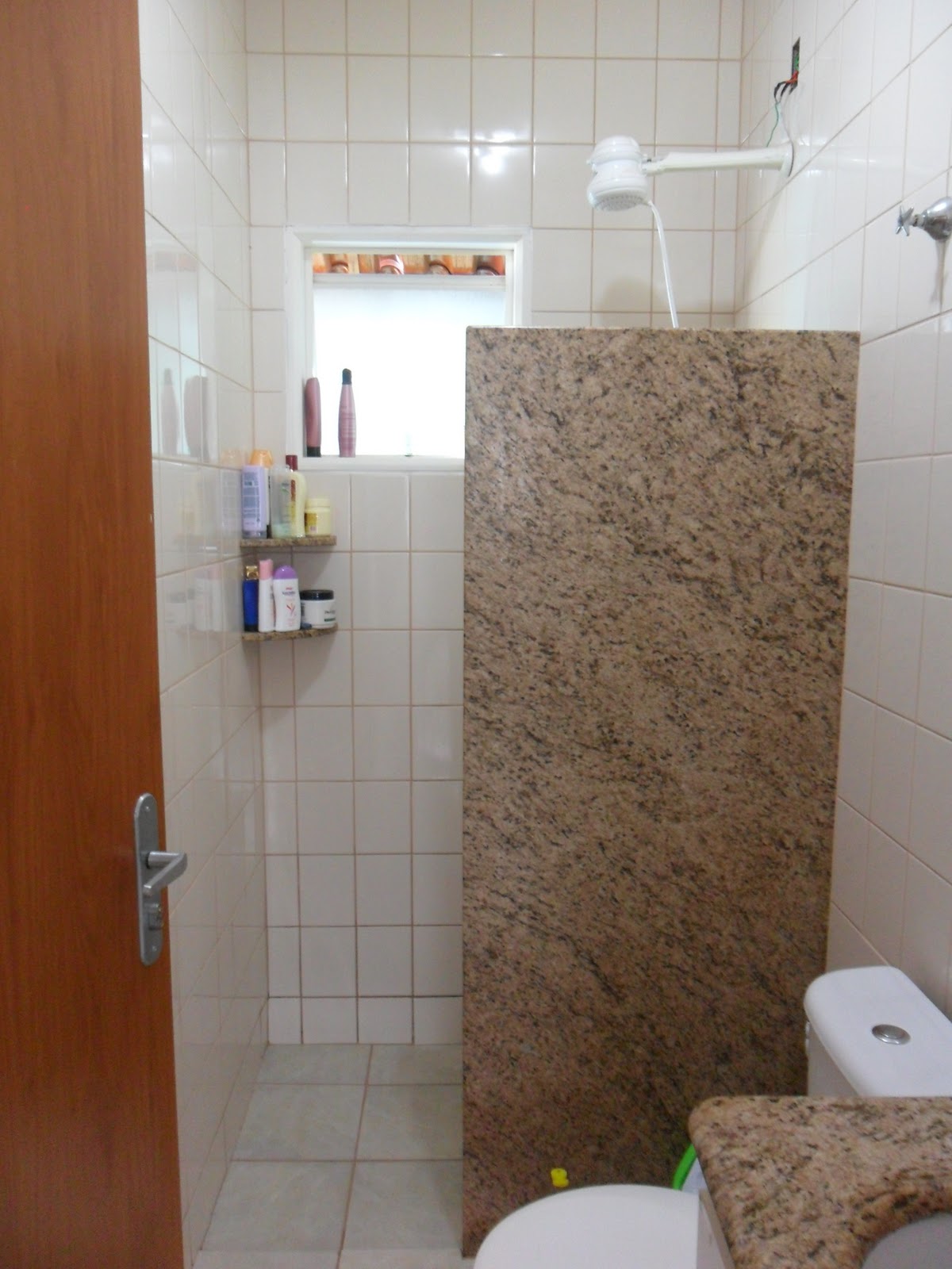 Além do que se vê Março 20 -> Banheiro Pequeno Com Porcelanato Amadeirado Além do que se vê Março 20 -> Banheiro Pequeno Com Porcelanato Amadeirado
