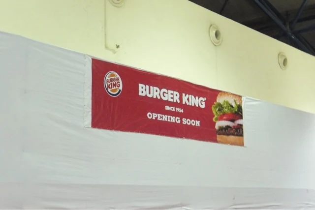 burger-king-sign-noibaiairport-vietnam　バーガーキングの看板