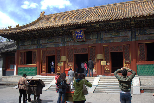 Oraciones frente a uno de los templos del Templo de los Lamas, Pekín