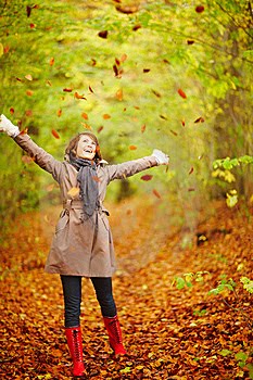 outono-mulher-que-joga-com-as-folhas-na-floresta-thumb7231733.jpg