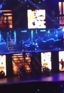 Justin Bieber se cae del escenario cantando beautiful en el believe tour