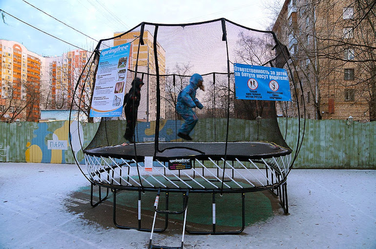 Дети на батуте зимой