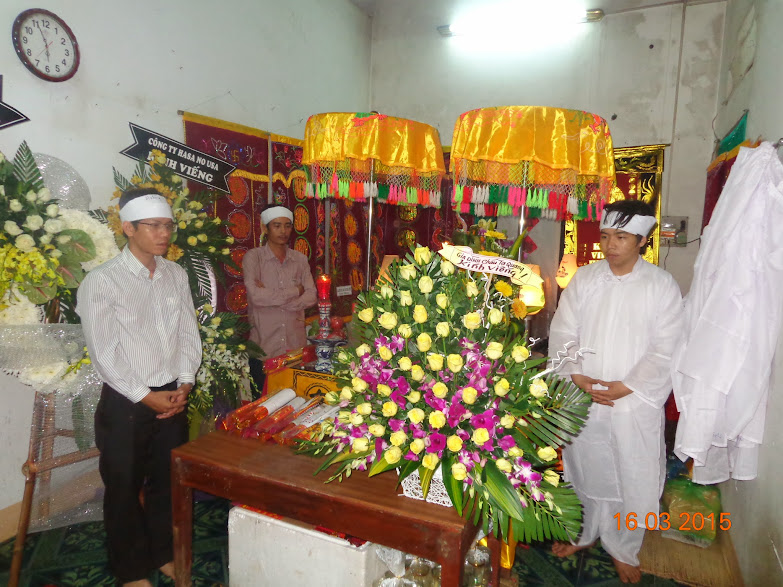 Mẹ anh Mai Hữu Thức - Trưởng ban Liên lạc Cựu học sinh Tư Nghĩa 1 qua đời - 15/3/2015 DSC05263