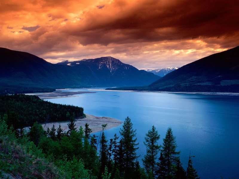 beautiful_lake_and_mountains_desktop_wallpaper_45246.jpg