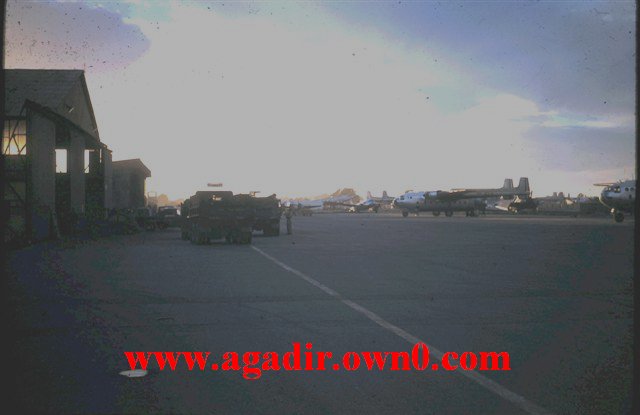 البحرية الامريكية تقدم الإغاثة العاجلة لسكان المناطق المنكوبة بمدينة اكادير سنة 1960 Rieth_Agadir_FrenchAircraft