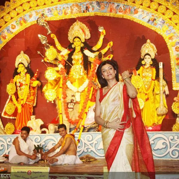 Sushmita Sen gets captured on lens during Durga Puja celebrations, held in Mumbai, on October 10, 2013. (Pic: Viral Bhayani)