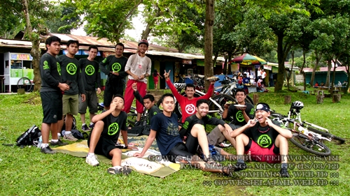 Peserta makan bersama di warung-warung yang ada di dalam tempat wisata perkebunan.