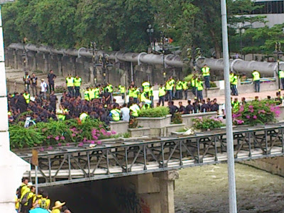 A lot of police on the bridge