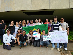 Integrantes da Rede Mata Atlântica protestam contra as mudanças do Código Florestal no Senado Federal. Foto de Lisiane Becker