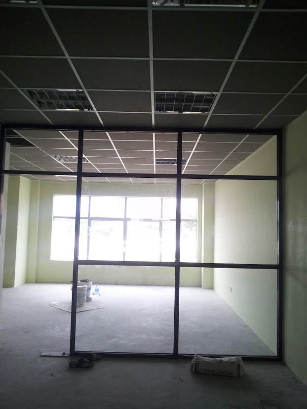 installing aluminium glass partition