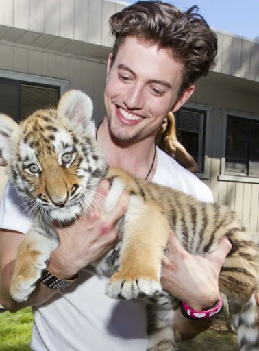 guys pets 2 Afternoon eye candy: Guys with animals! (25 photos)