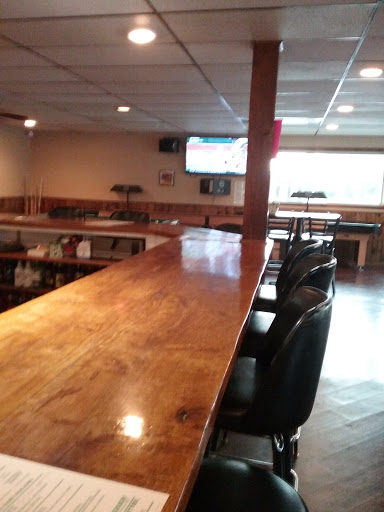 Bar & Grill «The Blue Top Tap», reviews and photos, 201 N Devoe St, Lone Tree, IA 52755, USA