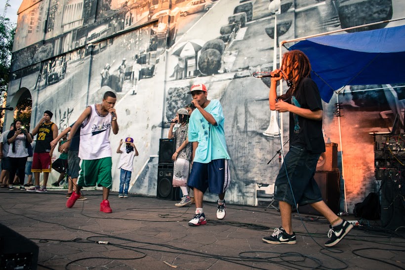 apresentação do grupo Rima Suprema, da zona leste de Santa Maria, em frente ao mural do artista Kobra, que causou polêmica e repressão depois de pixações. foto: Tiago Miotto