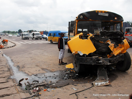 Un accident de circulation endommageant trois véhicules à l’entrée de la 1ère rue Limete sur le boulevard Lumumba à Kinshasa. Radio Okapi/Ph. John Bompengo