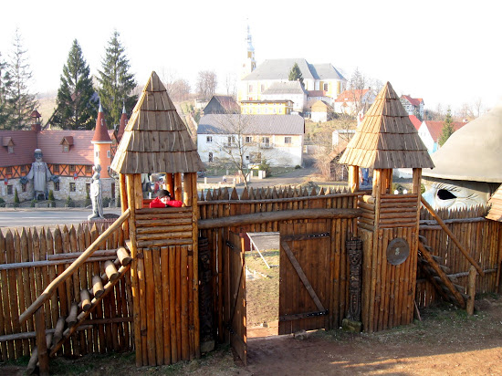 Zamek Śląskich Legend - brama wejściowa do grodu