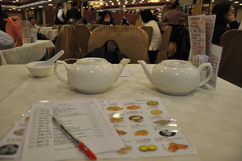 Чайнички с чаем в ресторане в Гонконге