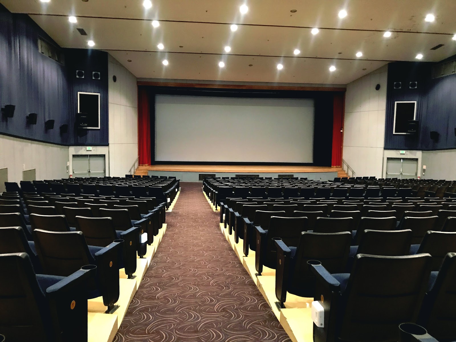 横須賀の米軍基地にある映画館に行ってきた 日本にいながら本場のアメリカ映画館を体験してきた感想 トトの映画と一人旅