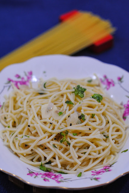 very easy aglio olio recipe by ServicefromHeart