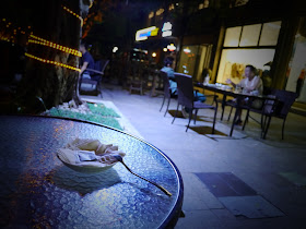 outdoor dining scene at a cafe in Zhuhai