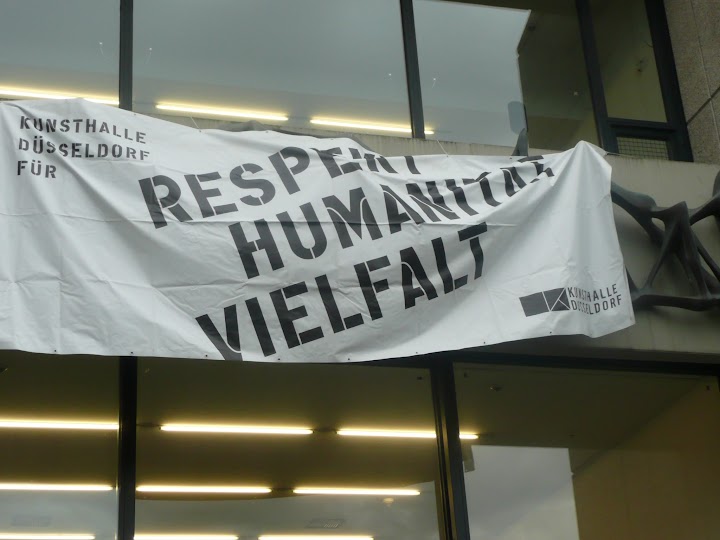 Protestplakat am geschlossenen Gebäude: »Kunsthalle Düsseldorf für RESPEKT, HUMANITÄT, VIELFALT«.