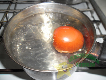 Погружаем помидор в кипящую воду