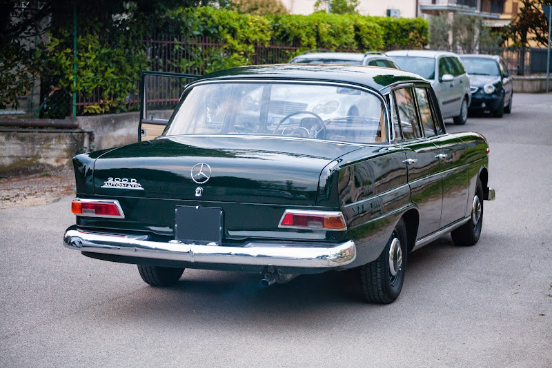 griffin - Mistral (feat. Griffin) VS Mercedes 200D W110 IMG_4170