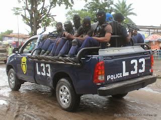 Patrouille de la PNC le 02/12/2013 à Kinshasa pour traquer les gangsters « Kulunas » qui sèment la terreur dans la ville. Radio Okapi/Ph. John Bompengo