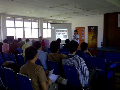 Workshop Sharing Keliling Bersama Saling-silang dan Internet Sehat di Surabaya Workshop Sharing Keliling Bersama Saling-silang dan Internet Sehat di Surabaya