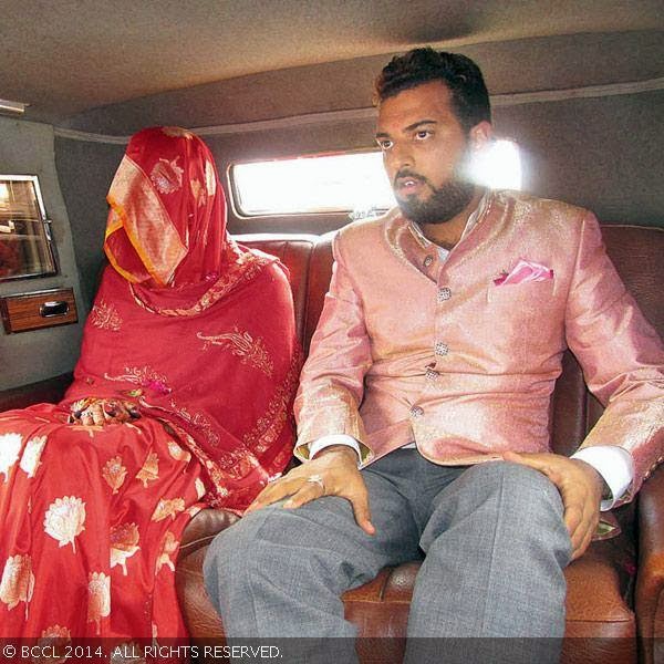Lakshyaraj Singh Mewar with his bride Nivritti Kumari Singh Deo. The bride had her face covered throughout her way to the hotel, while people tried to catch a glimpse of her.
