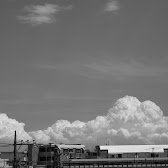 夏雲奇峰 2014-06-14 「夏の青空に現れる入道雲のめずらしい峰の形のこと」(四字熟語辞典) だそう。 俳句などでは「雲の峰」と言うと単に入道雲のことらしいですけど。
