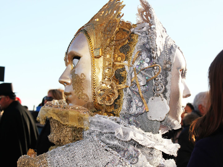 Лица, маски, дожди и метели