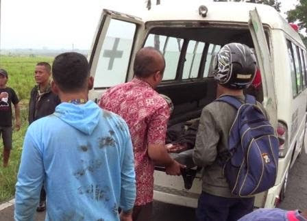 Berita foto Kecelakaan Beruntun di jalan raya Solo-Ngawi, satu Pengendara sepeda motor tewas