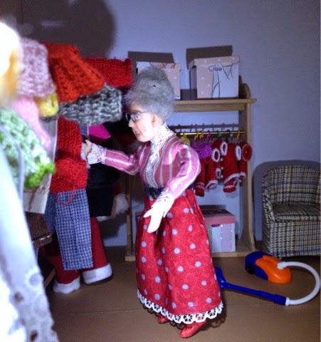 Life in Liisa's dollhouse : Mummo järjestää vinttihuonetta
