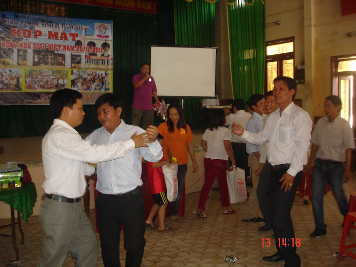 Chào mừng Ngày nhà giáo Việt Nam 20/11 2010 - Page 3 DSC00089
