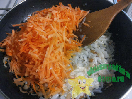 Обжариваем лук с морковкой для салата с фасолью