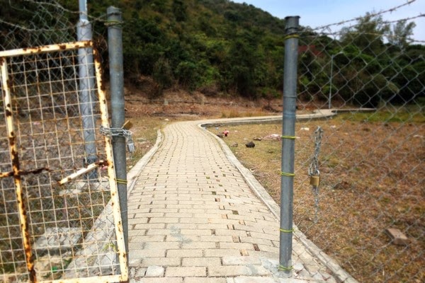 圖:2013 年最後一天,大浪西灣「不包括土地」納入郊野公園。同日,村民豎起欄網、設置閘口,阻止遊人進入。